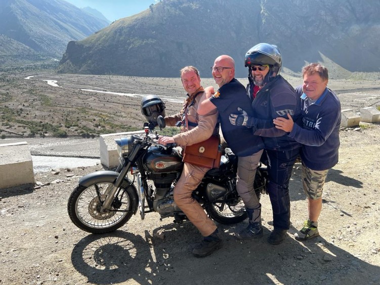 48 Da sie we 4 na jednym motocyklu. Hindusi to robia